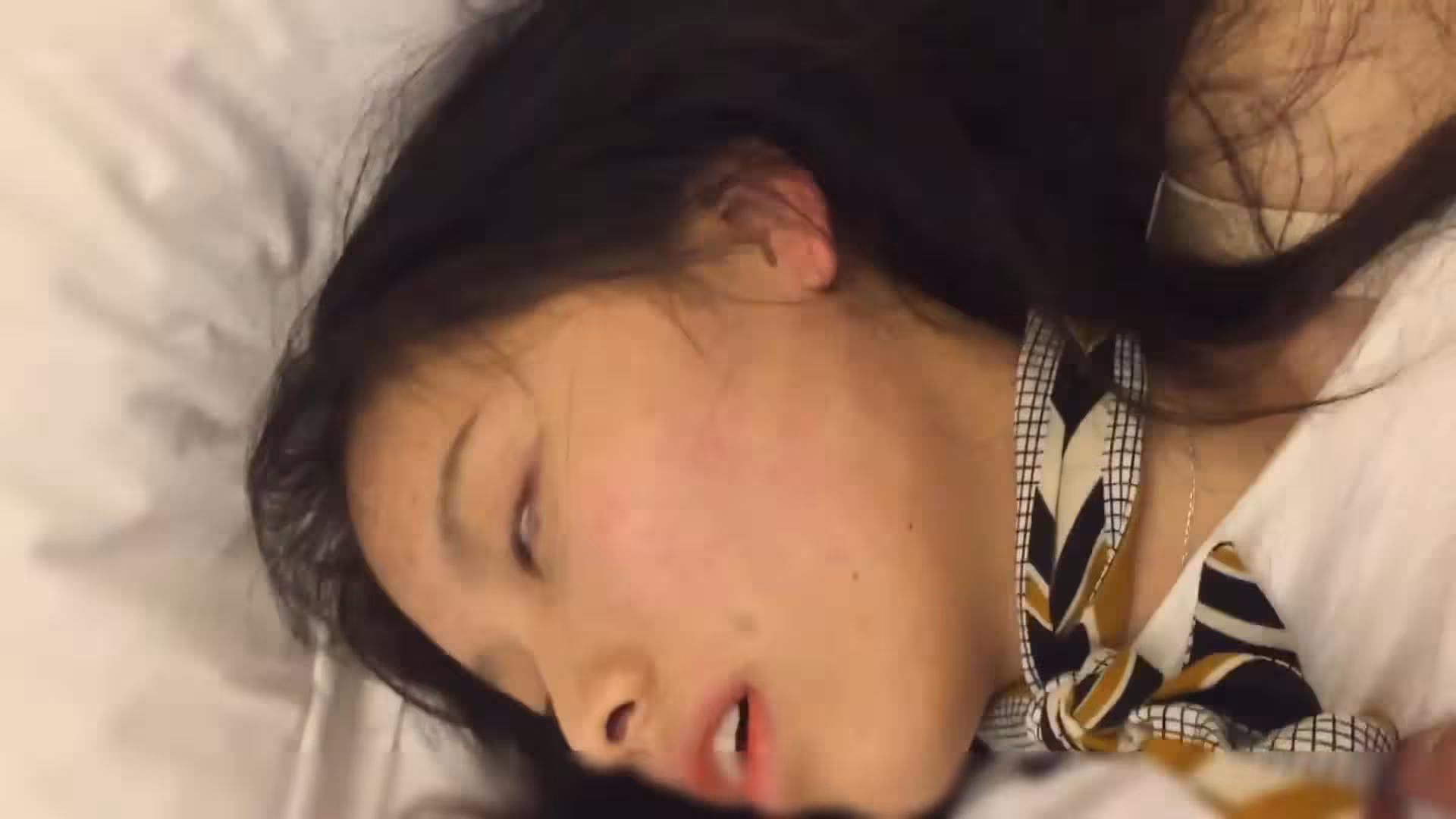 女友大胸閨蜜喝多睡著潛入她房間盡情玩弄啪啪,沒控制住內射了!