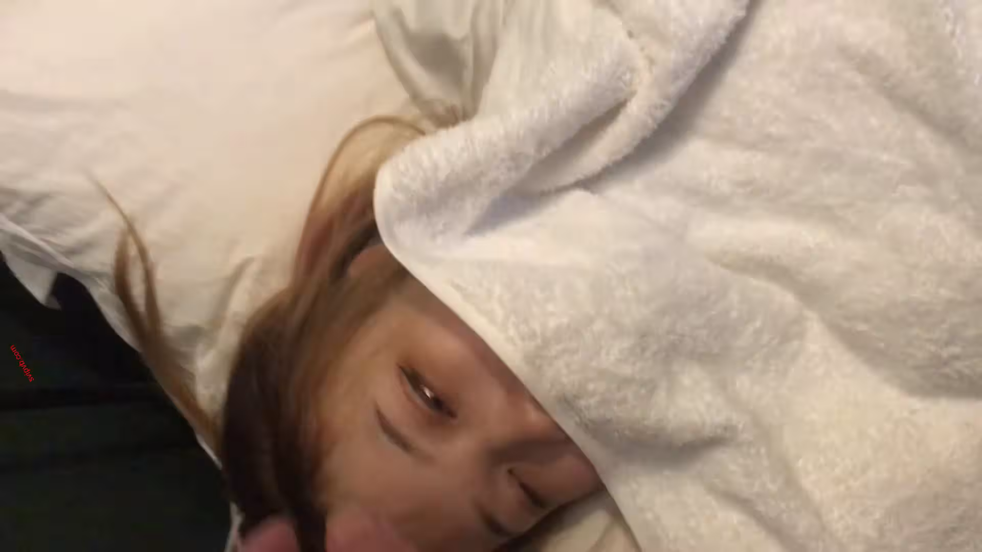 可愛妹子聚會上被人下藥帶到酒店玩弄，把精液灌進了妹子嘴裡最後又從嘴角流了出來