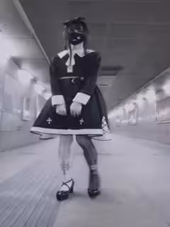 國產CD系列偽娘曦曦穿著哥特軟妹服在夜晚的地下通道里自慰高潮