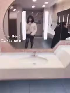國產CD系列偽娘小薰3 商場女裝店露雞兒後到女廁所在路人旁邊偷偷打飛機