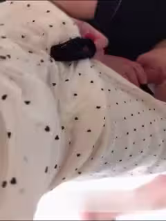 國產TS膚白貌美的張思妮跟女孩互舔對方隱私部位，叫女孩不要拿腳玩了，趕緊用手拿出來幫我舔高潮吧 賊刺激！