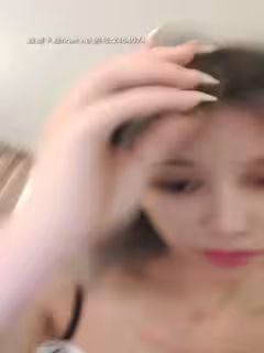 短髮長相甜美大眼萌妹子情趣裝短裙誘惑，浴室濕身洗澡近距離特寫振動棒摩擦，掰穴特寫抽插非常誘人