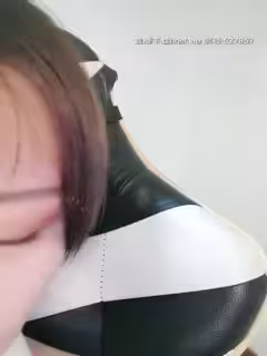 短髮酷酷長舌頭紋身妹子道具自慰誘惑，椅子上開腿掰穴玻璃棒抽插，微毛粉逼特寫非常誘人