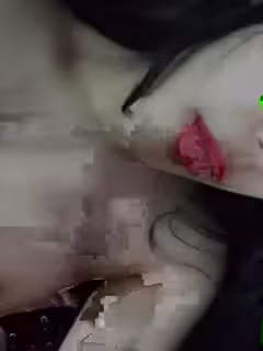 被窩裡的漂亮女人全程露臉直播，只要錢到位立馬起來騷，大奶子小屁股真帶勁，粉嫩騷逼自己摳了淫水往嘴裡舔