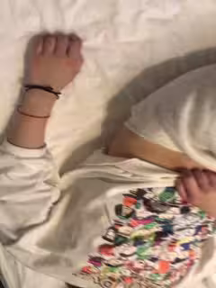 MJ迷倒01年可愛妹子跟她閨蜜玩臉 翻眼 玩腳，乳頭粉嫩，青春胴體，高清1080P，附圖21P