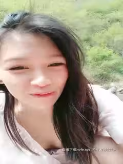 【我的夢夢】顏值不錯妹子不穿內褲野外小河邊跳舞，塞著跳蛋扭動坐地上拉扯非常誘人