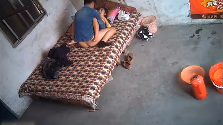 眼鏡小哥嫖J 顏值身材還算可以的小妹操一半把套扔了內射