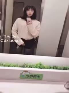 國產CD系列偽娘小薰夜晚商業街偽裝露出到商場的廁所洗手台打飛機 旁邊還有小姐姐很是刺激