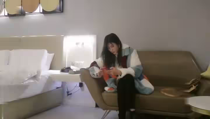 約了個高顏值苗條妹子TP啪啪，沙發操完再到床上玩呻吟連連妹子開放的很
