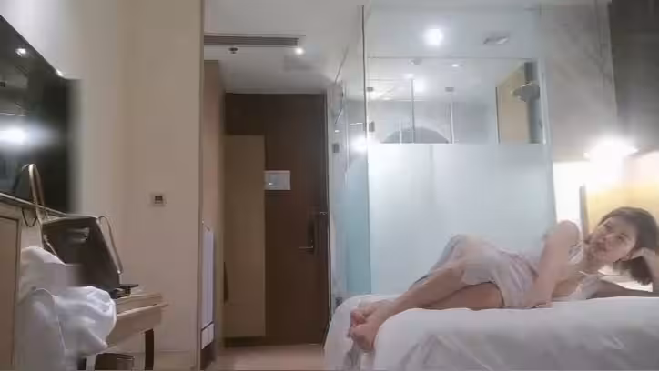 兄弟約了個顏值不錯短髮大奶少婦TP啪啪 口交69扣逼上位騎乘大力猛操 很是誘惑女的很騷
