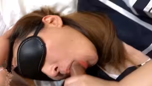 綠帽老公饑渴嬌妻與單男瘋狂搞3P，蒙眼水手制服裝前懟後操！