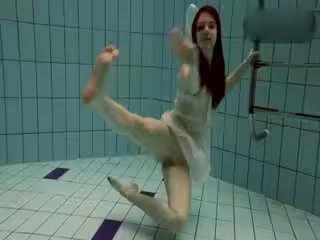 白皙無毛少女透視裝泳池底大秀
