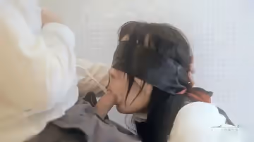 湯不熱網紅極品嫩妹小鳥醬-小草莓蒙眼銷魂口技唾液充足嘴當逼洞插