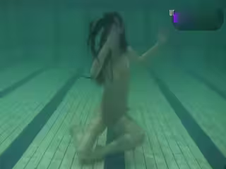 無毛比基尼少女泳池內全裸花式游泳