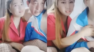 瞅著很眼熟的大叔露臉雙飛一對母女，女兒戴著黑框眼鏡穿著校服不停叫爸爸我要非常淫騷
