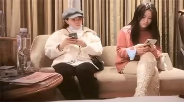 約了個白衣帽子妹子啪啪，穿上情趣裝騎坐翹著屁股後入抬腿抽插