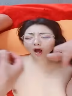極品淫蕩嬌娃，床上的性感尤物，全程露臉在床上讓三個男人玩弄，叫著爸爸被大哥蹂躪抽插，射逼射嘴喝尿吞精第01集