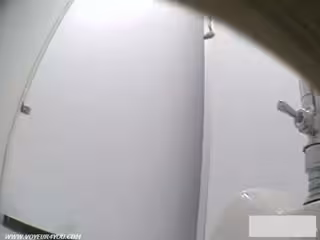 街拍測試 在衛生間偷拍美女尿尿 故意讓她發現攝像頭，你說她是什麼反應？