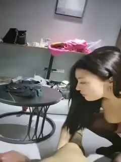 很騷的黑絲御姐少婦全程露臉給大哥口交大雞巴，足交乳交伺候大哥，騷勁十足道具抽插，激情上位浪叫呻吟不止第01集