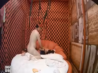 情趣酒店TP別看哥其貌不揚很會玩讓女友穿著黑絲開襠搞了一個多小時1