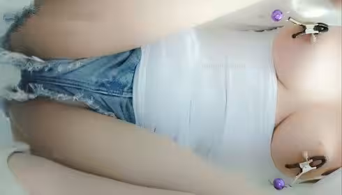 白皙美乳少女玻璃棒自慰白漿直流！