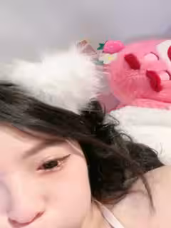 顏值小妹露臉白絲情趣誘惑，漏著騷奶子自己掰著逼道具抽插騷穴呻吟，聽狼友指揮伸著舌頭要舔狼友的大雞巴第04集