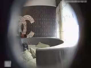 精品特色房偷拍氣質性感的白領美女趁中午吃飯時間私會情人先舔到高潮在操,幹完穿好衣服要走時又被爆操一次!