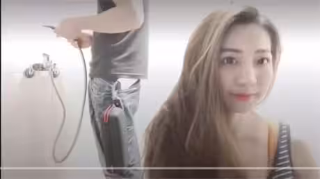 身材火辣的模特美女家里花洒头坏了找师傅来维修勾引他在浴室里JQ国语对白