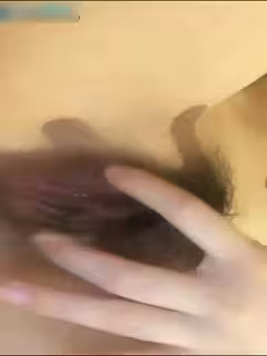 半夜在家直播時誘導會員送禮物說：把你們的禮物走走我就好好乾