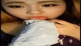 網紅妹子為了吸引眼球把自己未洗的襪子吞到嘴裡了舔舔自己的淫水是啥味道