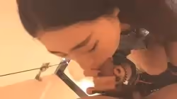 女神玩刺激的在餐廳的廁所里自拍