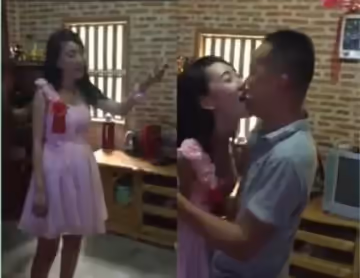 惡俗鬧新婚,讓新郎的弟弟跟新娘子舌吻,還讓當眾摸奶,幫親哥檢驗是不是真貨