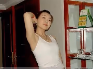 劇情演繹地下車庫偶遇性感騷浪美少婦樓道強上