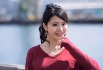 節假日白嫩漂亮的小美女趁父母外地旅遊約炮友到她家中見面 結果被男的扯掉內褲在床上激烈爆插