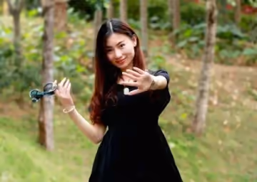 有經濟實力的公司董事長老大叔約會包養的小三用自拍杆拍攝激情畫面年齡大了壯陽
