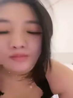 長相端莊的妹子，道具自慰躺下，岔開大腿，道具插穴來回摩擦，吸在地上狠狠插穴第03集