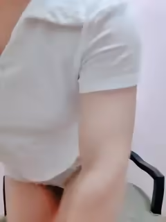 甜甜的小少婦露臉鏡頭前發騷，聽狼友指揮脫光了揉奶自慰騷穴，搞的騷逼好多水洗澡誘惑沖一衝淫聲盪語不斷第05集