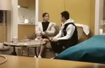 秦總全國探花約了個苗條妹子啪啪 沙發上玩弄一番再到床上大力猛操 很是誘惑喜歡不要錯過