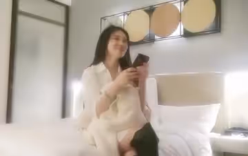 小哥哥約了個白衣長腿妹子啪啪掙多錢咱也不敢問但屬實穿的時尚大力猛操搞了砸了兩炮