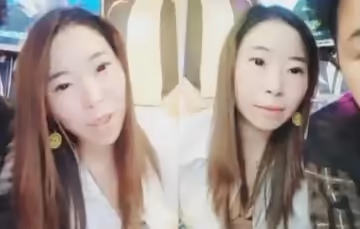 老鐵小胖去KTV一邊唱歌一邊和坐檯小姐啪啪 這樣的人生美滋滋的雖然歌唱得不咋地