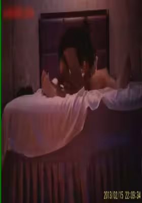 內褲哥天上人間會所幹頭牌大奶黑絲美女，雞巴太大操的美女說：小BB受不了了，好燙好麻，又看手機A片操她，美女受不了了狂打褲哥屁股