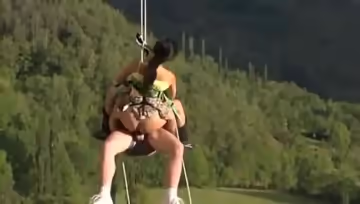 本以為是高空垂吊結果居然是極限性愛！男女空中互相交疊%%%：最後還能瞄準她的嘴