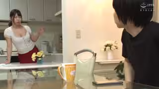 一面大力搓揉著媽媽的巨乳一面中出的近親相奸 椎葉美久流