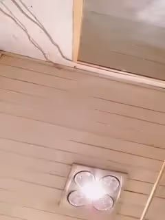 你的甜美學妹上線了，全程露臉一邊跟狼友聊天一邊發騷，揉奶玩逼看特寫，聽狼友指揮自慰逼逼呻吟，清純可愛第03集