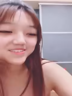你的甜美學妹上線了，全程露臉一邊跟狼友聊天一邊發騷，揉奶玩逼看特寫，聽狼友指揮自慰逼逼呻吟，清純可愛第05集