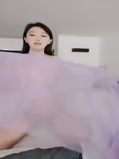 你的小冰冰微胖露臉顏值不錯的極品妞下海大秀直播，全程露臉揉奶玩逼，舔弄道具模樣好騷，電動雞巴塞逼攪拌第03集