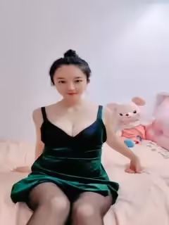 奶子很軟的極品小少婦深夜露臉陪狼友發騷，慢慢脫光衣服揉捏騷奶子，粉底刷摩擦奶頭刺激，自慰逼逼呻吟好騷第02集
