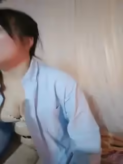 迷人的小少婦全程露臉大秀直播，在狼友的指揮下脫光，用黃瓜抽插騷穴掰開給狼友看特寫，高潮噴尿呻吟可射第02集