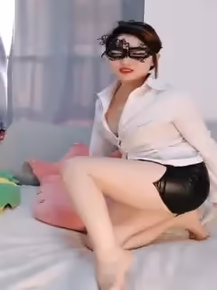 看著就很騷的御姐人妻，露臉齊逼短裙白襯衣誘惑，絲襪小高跟各種撩騷狼友，揉奶玩逼自慰，風騷大屁股真刺激第01集