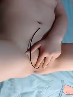 近距離來看玩弄小騷婦的性感逼逼，道具抽插尿道展示給騷逼干尿，掰開逼逼看粉穴特寫展示，無套抽插浪叫呻吟第01集